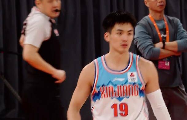 华体会体育登录-新疆男篮在主场迎战上海队，士气高昂
