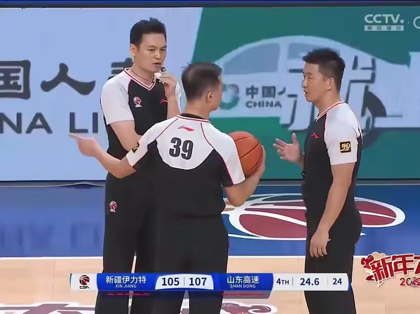 华体会体育官网登录-裁判判罚引争议，比赛气氛紧张异常