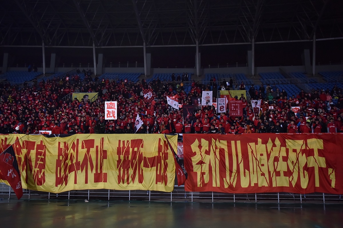 热血拼搏！球场热情澎湃再掀高潮的简单介绍